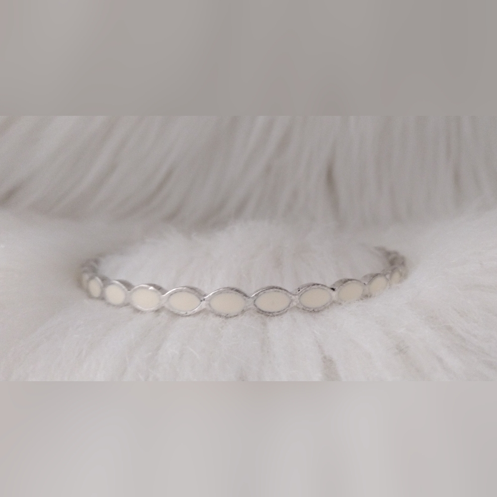 🦜Art Deco bangle with white enamel. 🦜